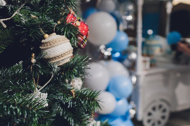 Albero di Natale decorato su uno sfondo luccicante e fatato sfocato