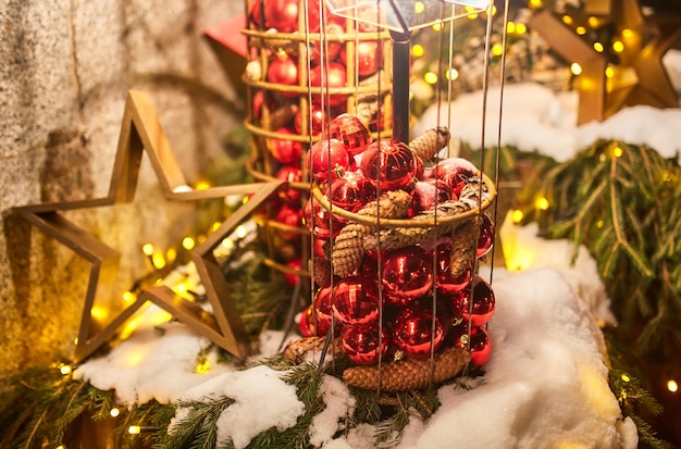 Albero di Natale decorato sulla strada con i giocattoli delle palle