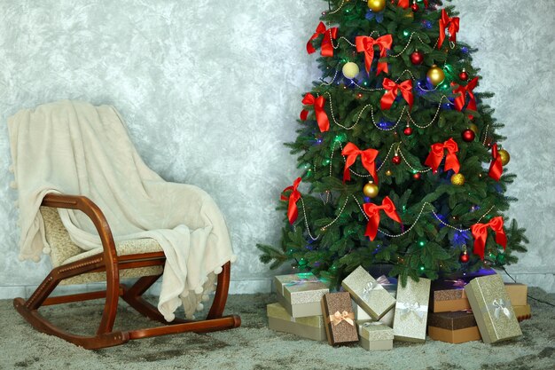 Albero di Natale decorato sulla superficie della parete chiara