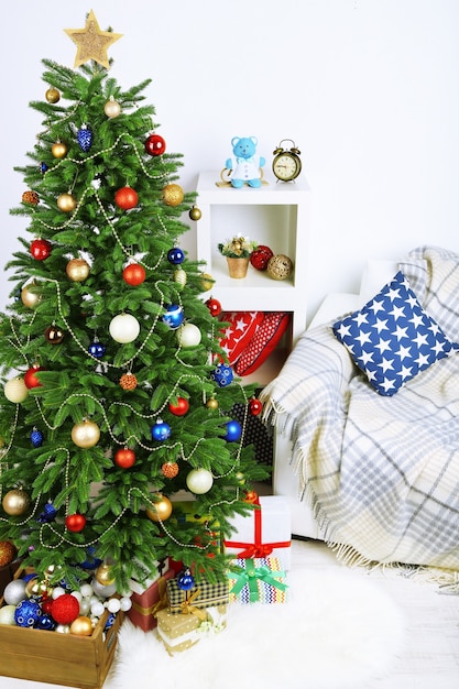 Albero di Natale decorato sullo sfondo dell'interno della casa