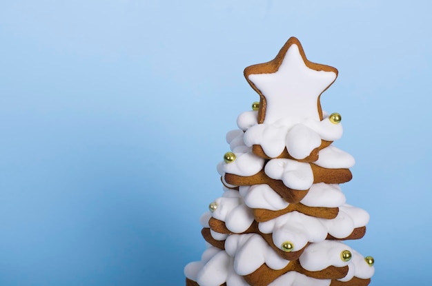 Albero di Natale del pan di zenzero isolato sul primo piano blu del fondo