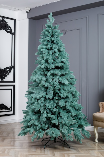 Albero di Natale del primo piano senza giocattoli. Buon anno nuovo spirito. Albero di Natale artificiale verde nell'interno della casa