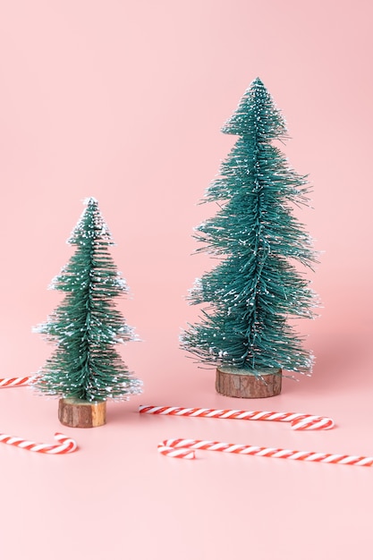 Albero di Natale dell&#39;albero con il bastoncino di zucchero sul fondo dello studio di rosa pastello