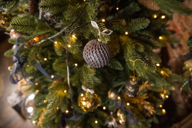 Albero di Natale design.Albero di Natale alla moda con palline dorate e nere. Anno nuovo, concetto di Natale