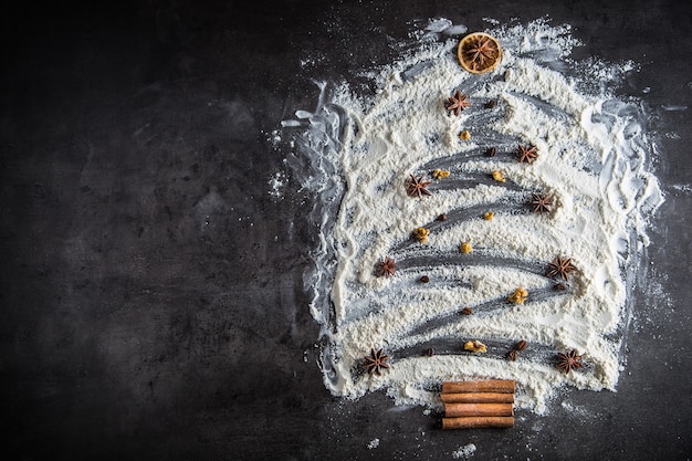 Albero di Natale di farina con ornamenti anice stellato noci chicchi di caffè e bastoncini di cannella