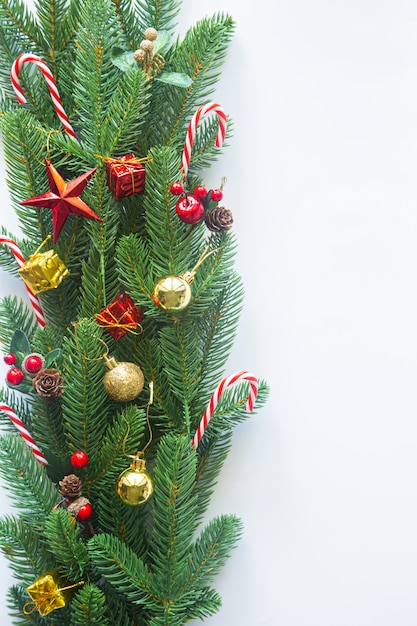 Albero di Natale di festa su bianco