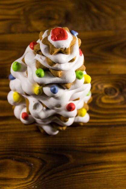 Albero di Natale di panpepato decorato con glassa su tavola di legno