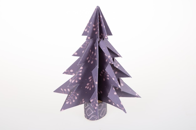 Albero di Natale di pino artigianale in carta origami fatto a mano su bianco
