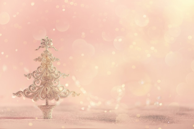 Albero di Natale di scintillio d&#39;argento su fondo rosa con il bokeh delle luci, spazio della copia.