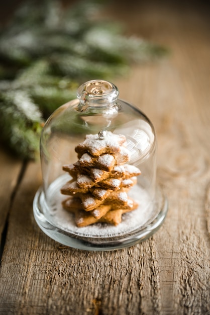 Albero di Natale dolce fatto in casa sotto la cupola di vetro