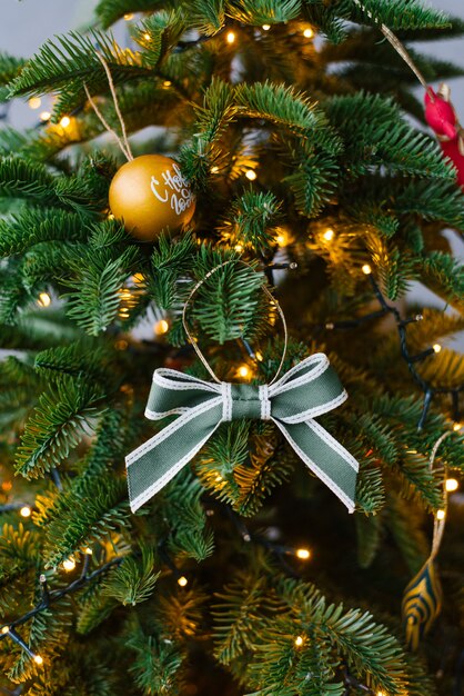 Albero di Natale e Capodanno decorato con giocattoli e luci