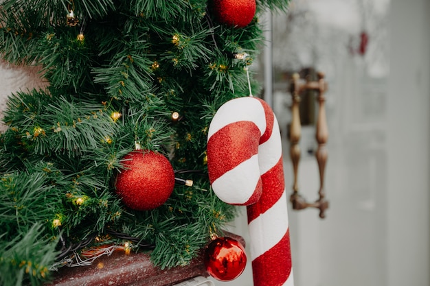 Albero di Natale e decorazioni con un grande fuoco selettivo a strisce di lecca-lecca