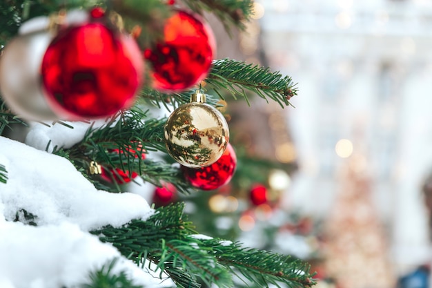 Albero di Natale e decorazioni natalizie con neve, sfocata