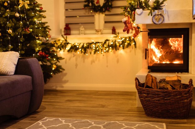 Albero di Natale e decorazioni per la casa vicino al moderno camino in marmo nella stanza