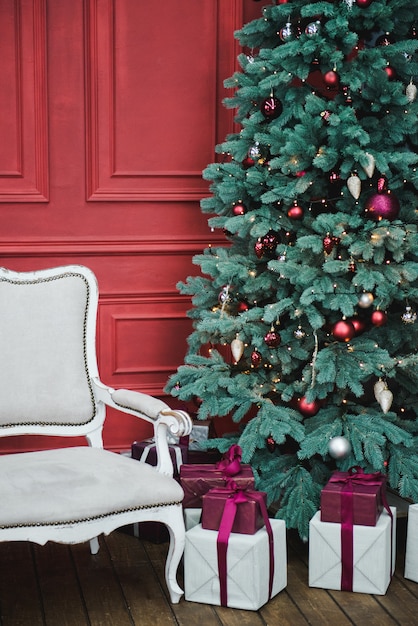 Albero di Natale e decorazioni su rosso