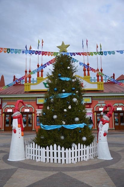 Albero di Natale e due pupazzi di neve all'aperto