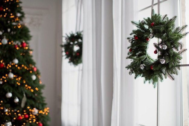 Albero di Natale e ghirlanda