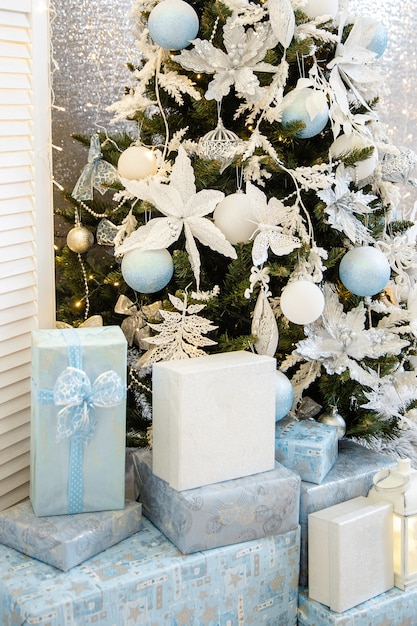 Albero di Natale e luci. studio fotografico.