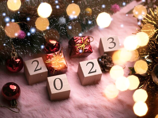 Albero di Natale e palline regalo Bokeh ghirlande sullo sfondo sfocato blocco cubo per contenere lo scopo di fare affari superare Sviluppare idee per il nuovo anno 2023