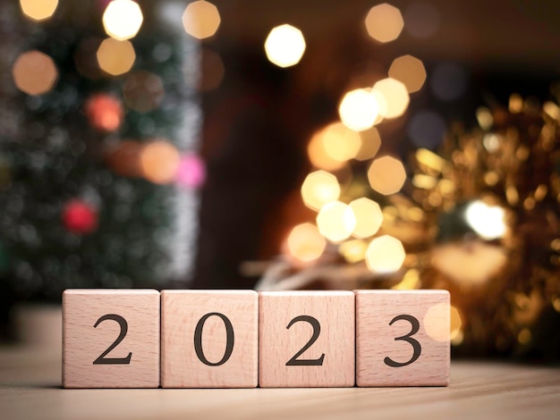 Albero di Natale e palline regalo Bokeh ghirlande sullo sfondo sfocato blocco cubo per contenere lo scopo di fare affari superare Sviluppare idee per il nuovo anno 2023x9