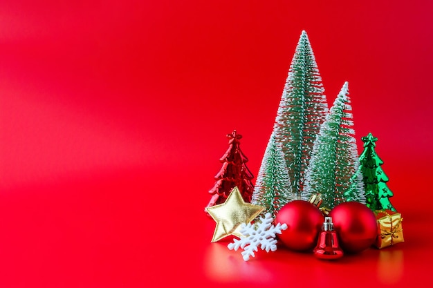 Albero di Natale e palline su sfondo rosso festa di capodanno concept