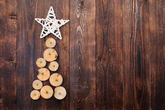 Albero di Natale e stella di legno su superficie di legno