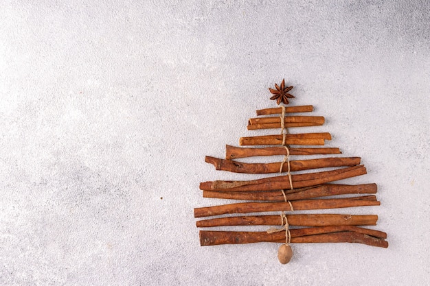 Albero di Natale fatto con bastoncini di cannella e anice stellato