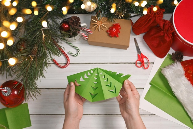Albero di Natale fatto di carta verde con le tue mani Istruzioni passo passo 14