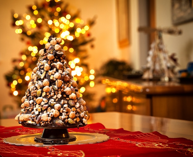 Albero di Natale fatto di cioccolato.