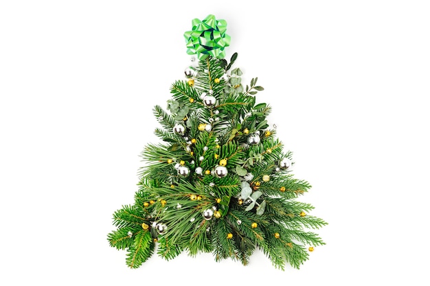 Albero di Natale fatto di rami di abete e pino con decorazioni natalizie su sfondo bianco. Concetto di vacanza. Disposizione piatta, vista dall'alto