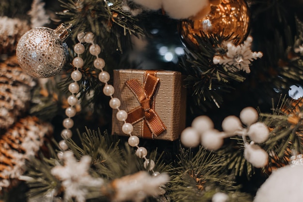 Albero di Natale festivo decorato con scatole regalo dorate e palle di Natale d'argento Dettagli magici