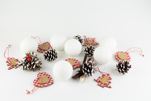 Albero di Natale giocattoli pigne e palline su sfondo bianco