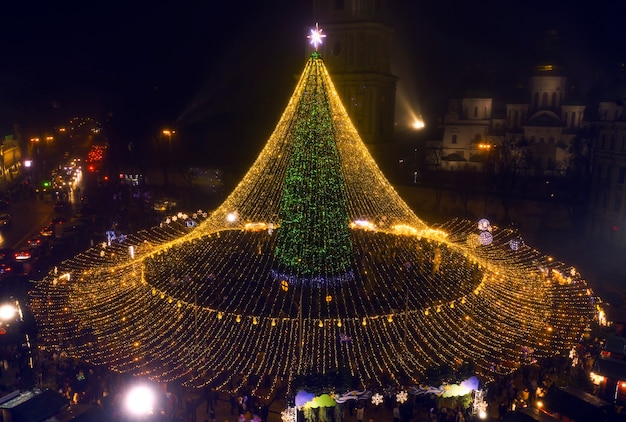 Albero di Natale. Il principale albero di Natale dell'Ucraina in piazza Sofiyivska. Vista dal drone