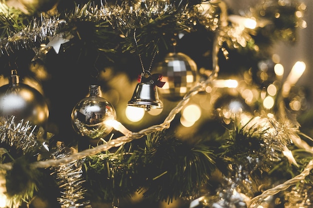 Albero di Natale illuminato di notte