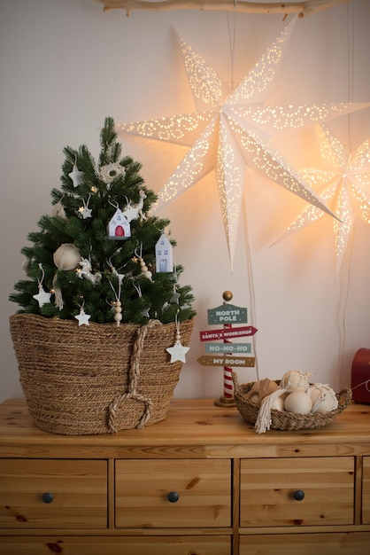 Albero di Natale in cesto di vimini su cassetto con decorazione