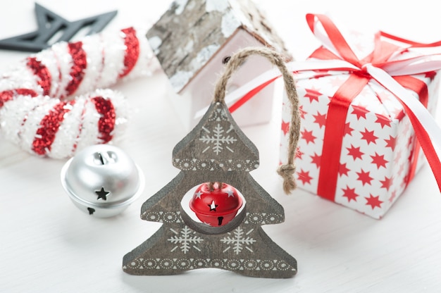 Albero di Natale in legno con campana