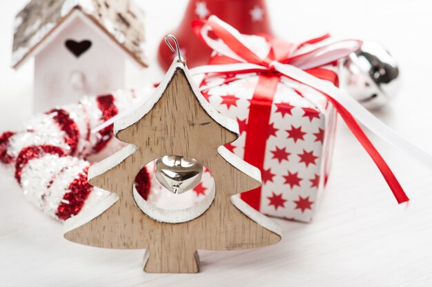 Albero di Natale in legno con campana