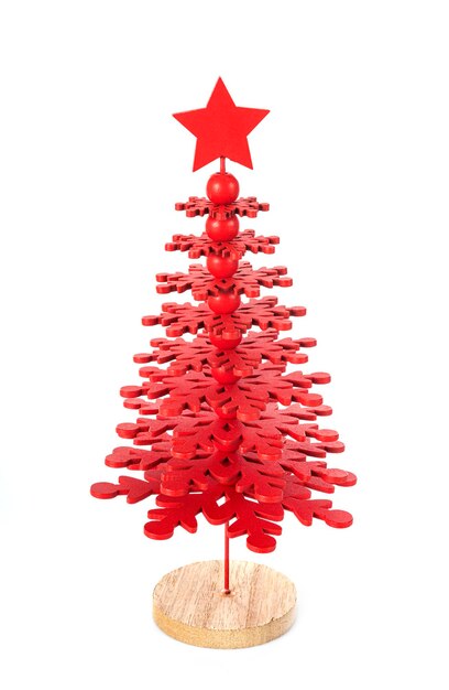 Albero di Natale in legno davanti a sfondo bianco