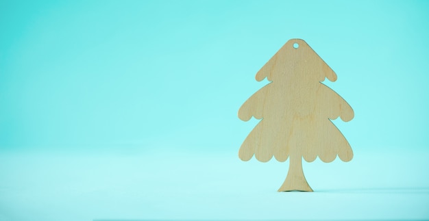 Albero di Natale in legno su sfondo blu con spazio di copia