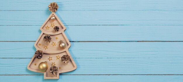 Albero di Natale in legno sulla tavola di legno blu