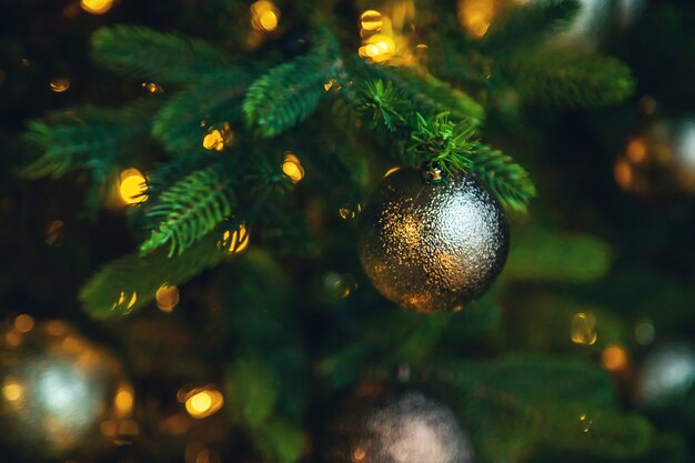 Albero di Natale in stile loft. Messa a fuoco selettiva. Vacanza.