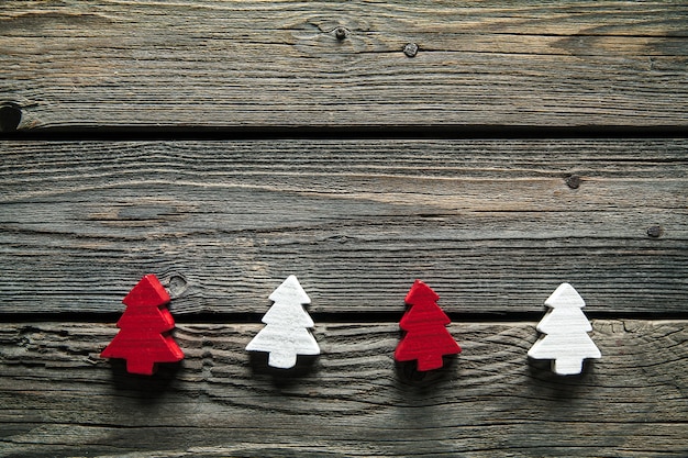 Albero di Natale intagliato in legno su fondo in legno. Idea per tinker o hobby creativi.