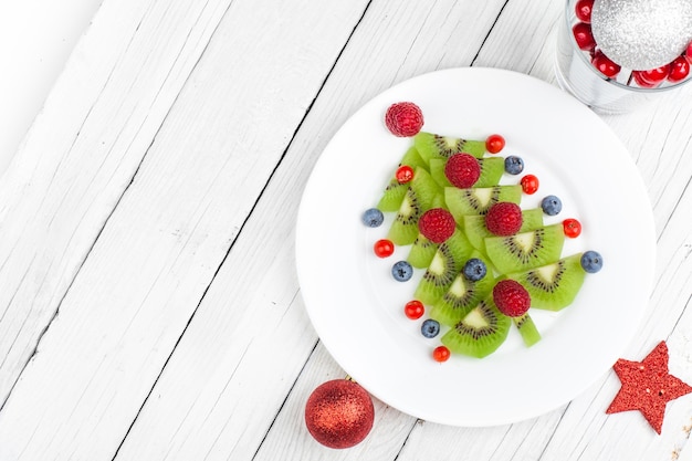 Albero di Natale kiwi, divertente idea alimentare per la festa o la colazione dei bambini