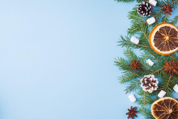 Albero di Natale matto delle pigne delle spezie delle arance dell'alimento sul blu