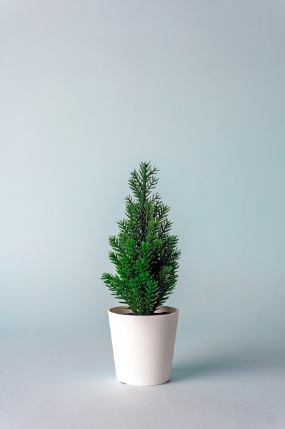 Albero di Natale minimalista su sfondo blu.