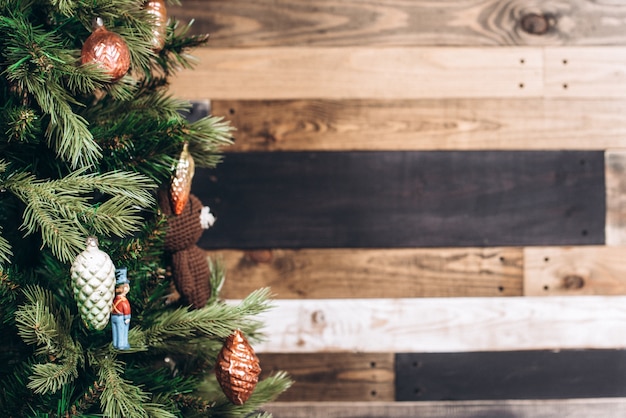 Albero di Natale moderno decorato su fondo di legno