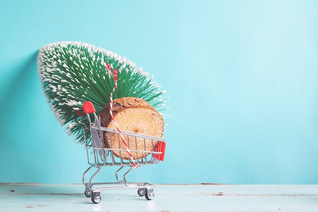 Albero di Natale nel carrello della spesa, concetto di vacanze di Natale