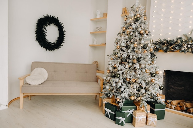 Albero di Natale nell'interno della casa NataleZona fotografica di Natale decorata