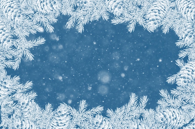 Albero di Natale nella neve biglietto di auguri inverno
