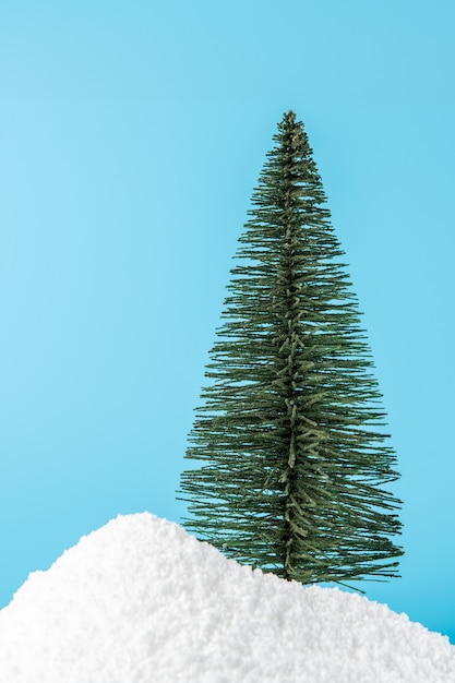 Albero di Natale nella neve sull'azzurro